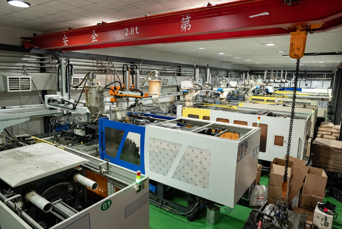 Large-press injection molding workshop with automated handling equipment